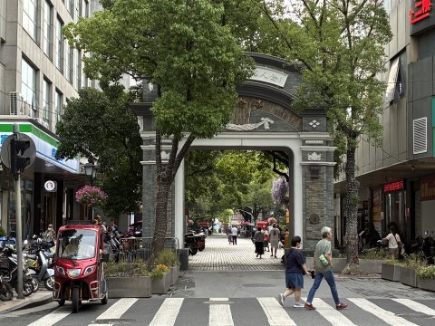 多倫路の東門